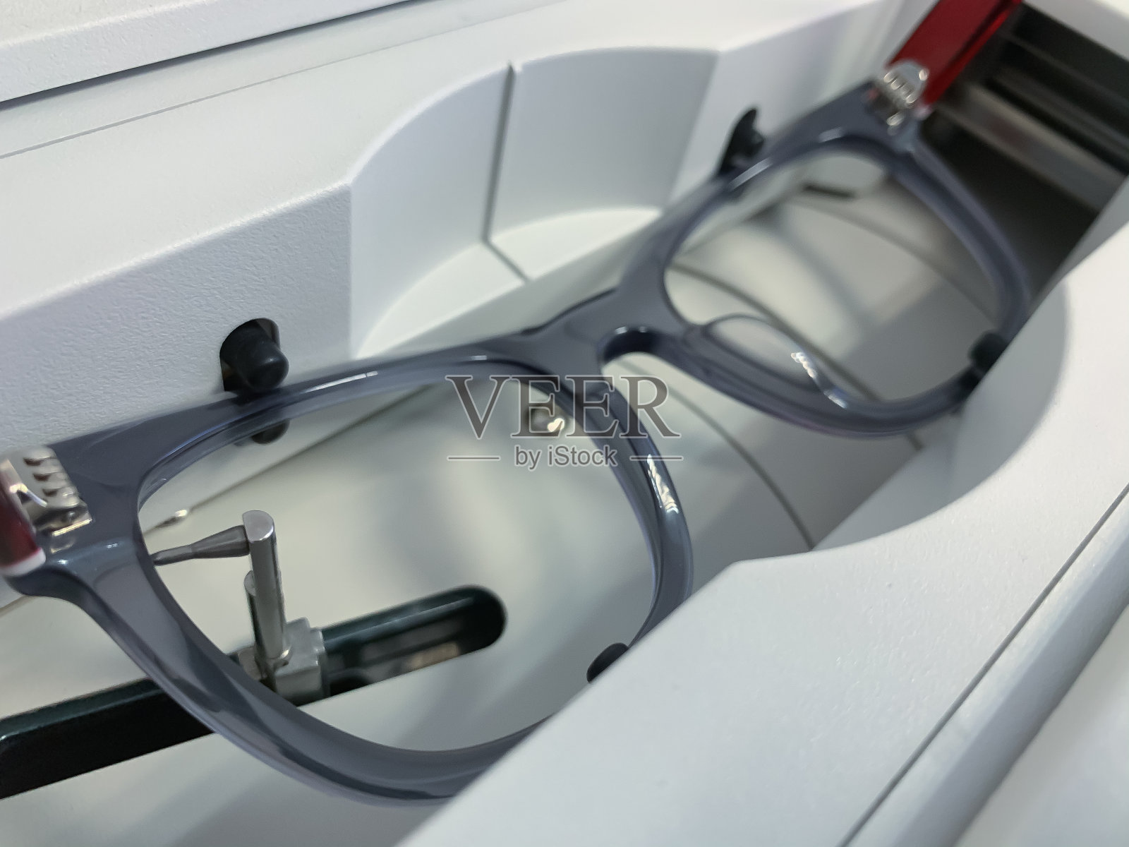 扫描安装在自动透镜加工机的光学扫描仪中的框架。照片摄影图片