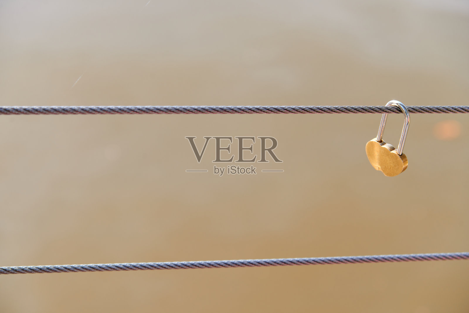 婚礼用的金属金锁或挂锁上有两颗心。婚姻的象征,情人节的背景概念。复制空间,选择焦点。照片摄影图片