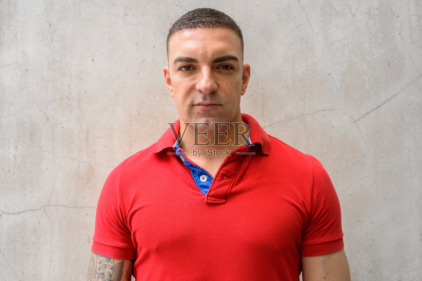 英俊男子的脸靠在水泥墙上照片摄影图片