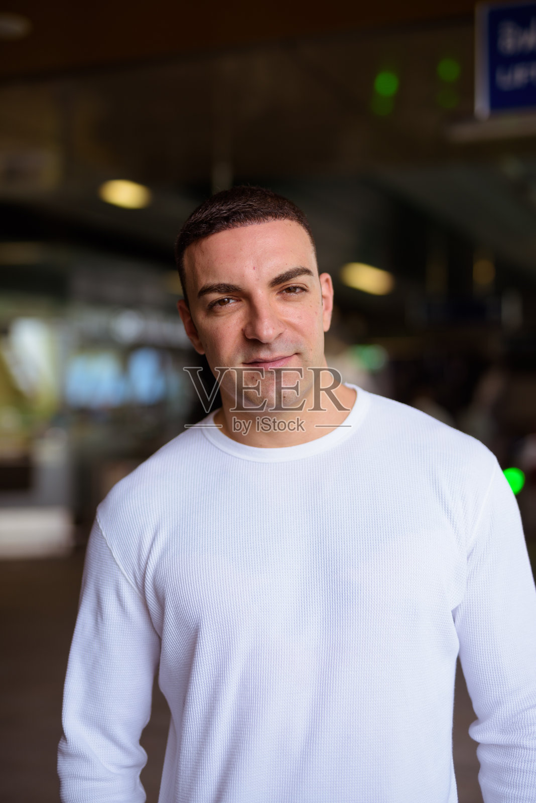 空中火车站帅哥的画像照片摄影图片