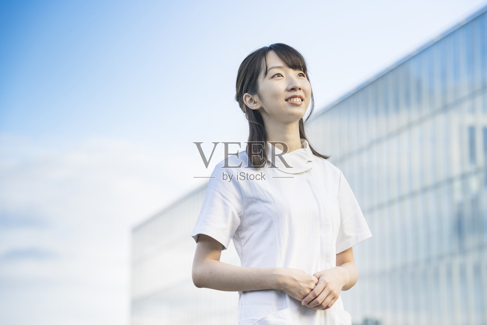 穿着白大褂的年轻女子照片摄影图片