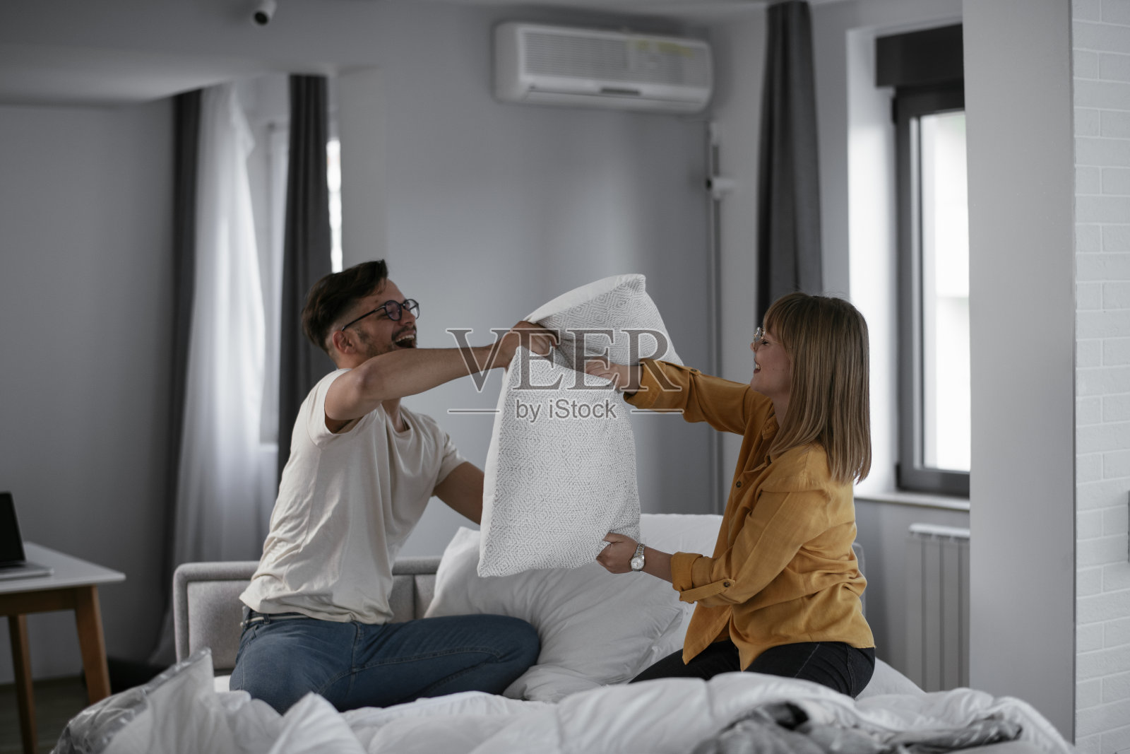 年轻夫妇在家里玩得很开心。照片摄影图片