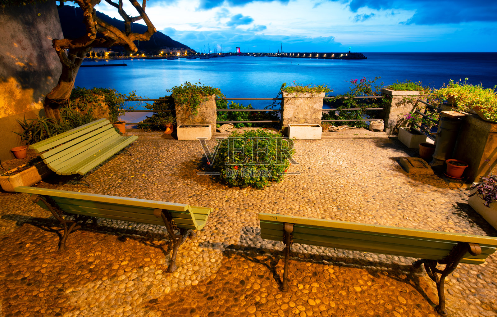 意大利托斯卡纳的厄尔巴岛的马西亚纳码头的一个古老的小广场照片摄影图片