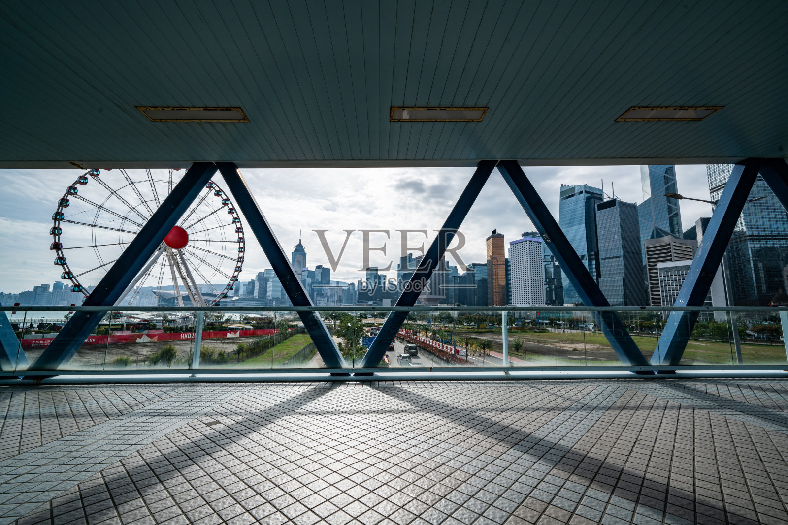 市中心空荡荡的现代人行道照片摄影图片