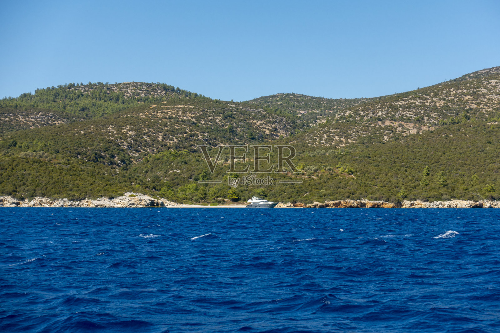 停泊在海湾中的机动游艇照片摄影图片