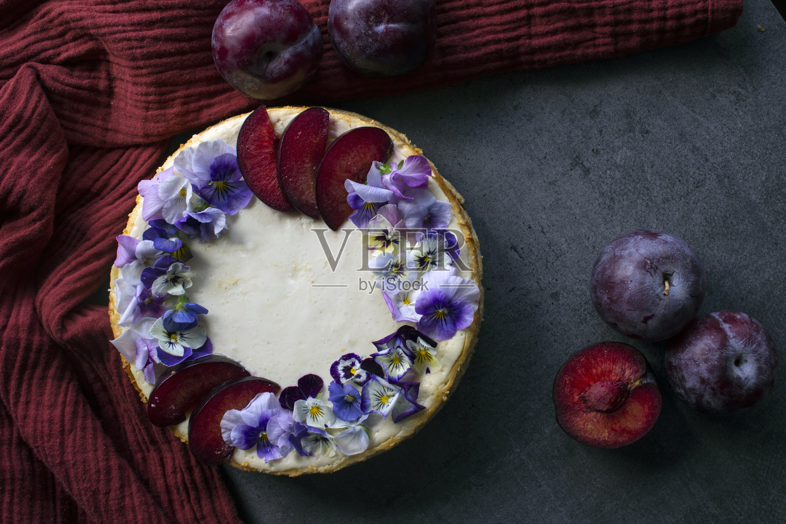 红色厨房毛巾上的芝士蛋糕照片摄影图片