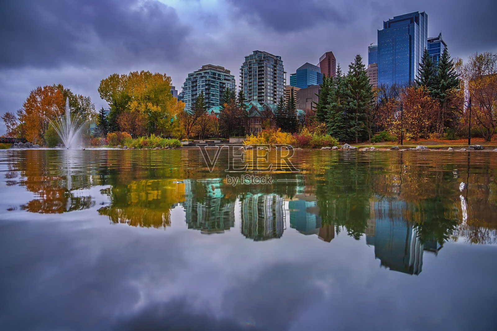卡尔加里市中心秋湖倒影照片摄影图片
