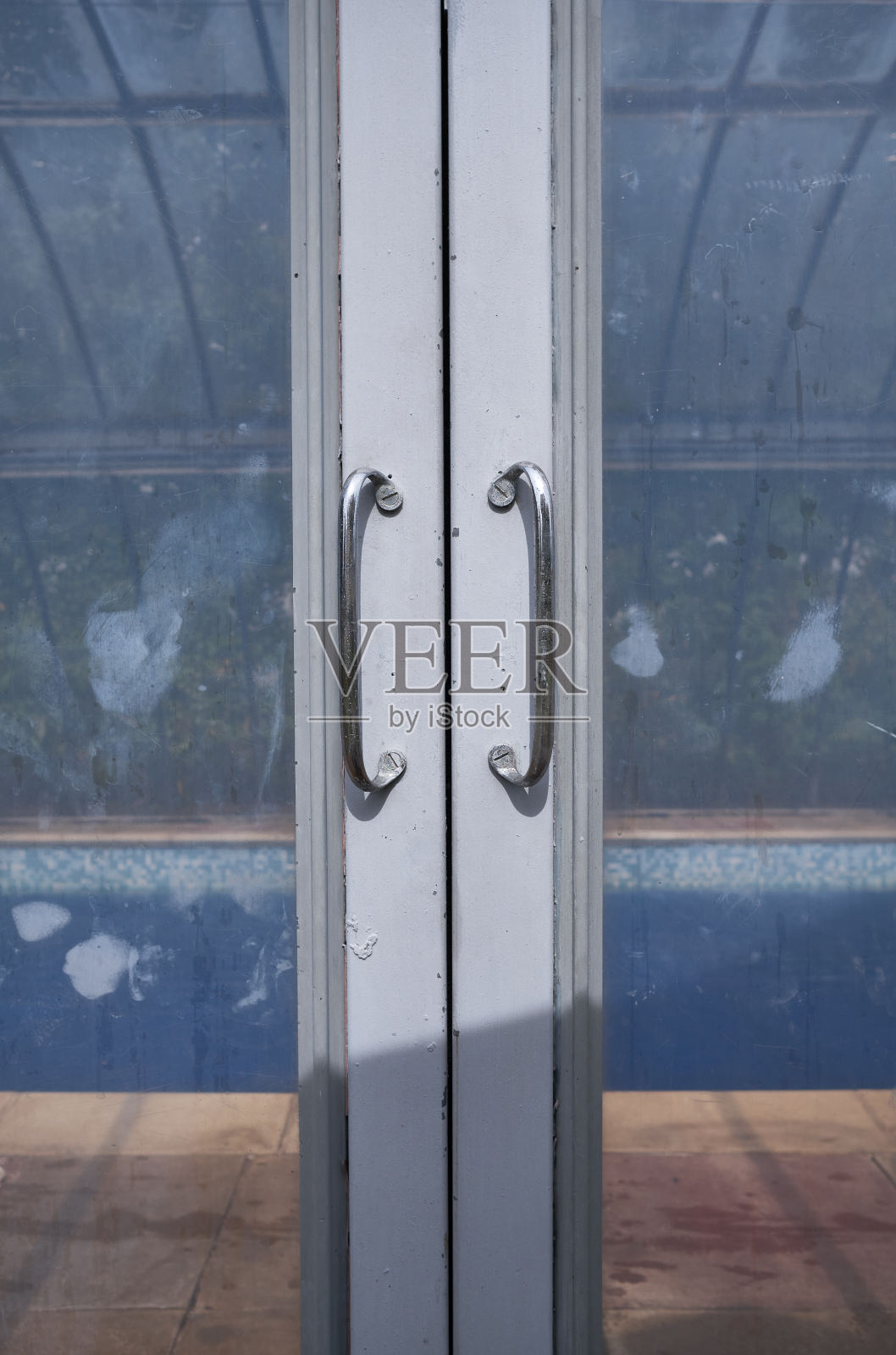 游泳池的大门。照片摄影图片