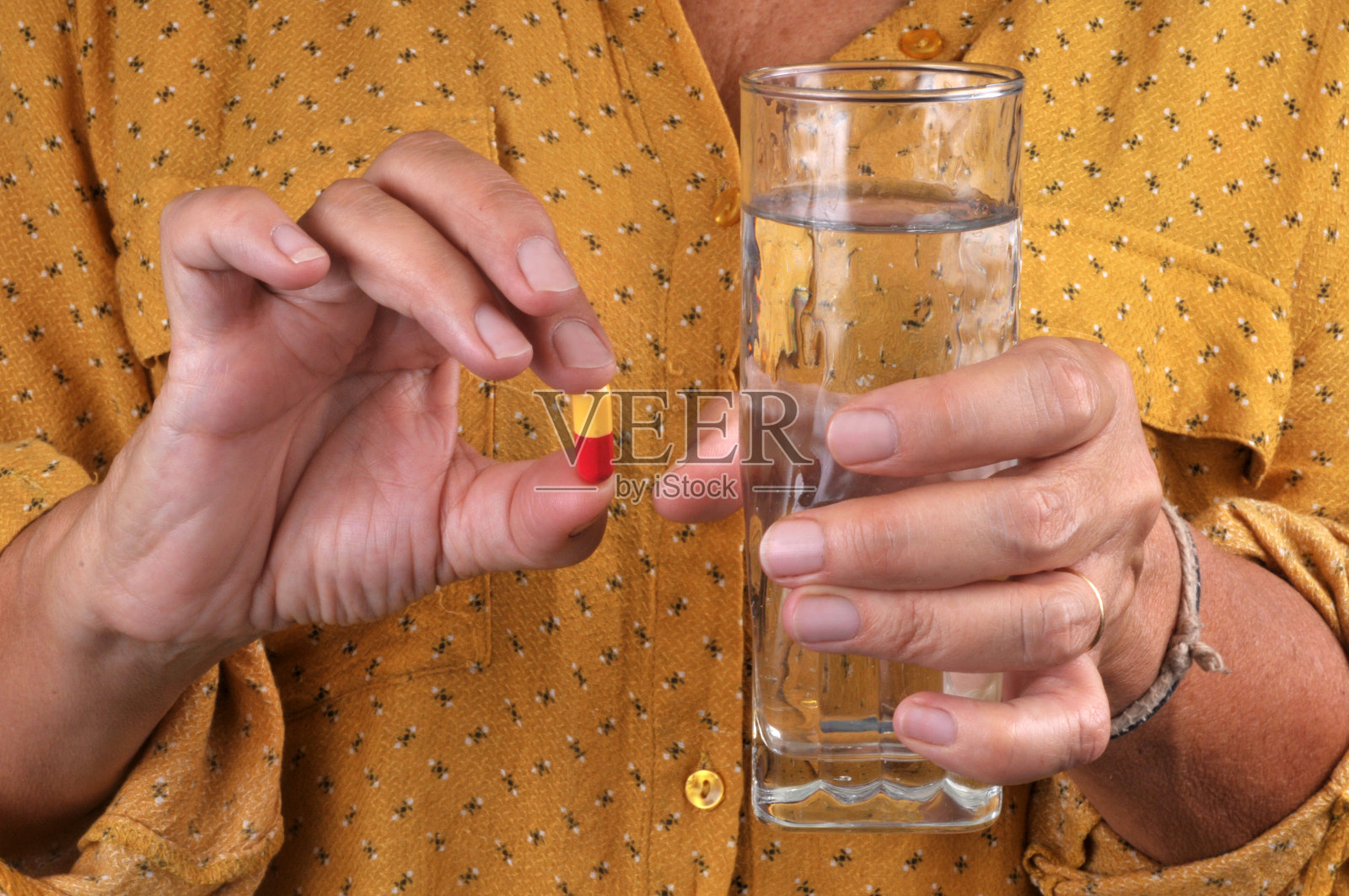 盖勒和一杯水照片摄影图片