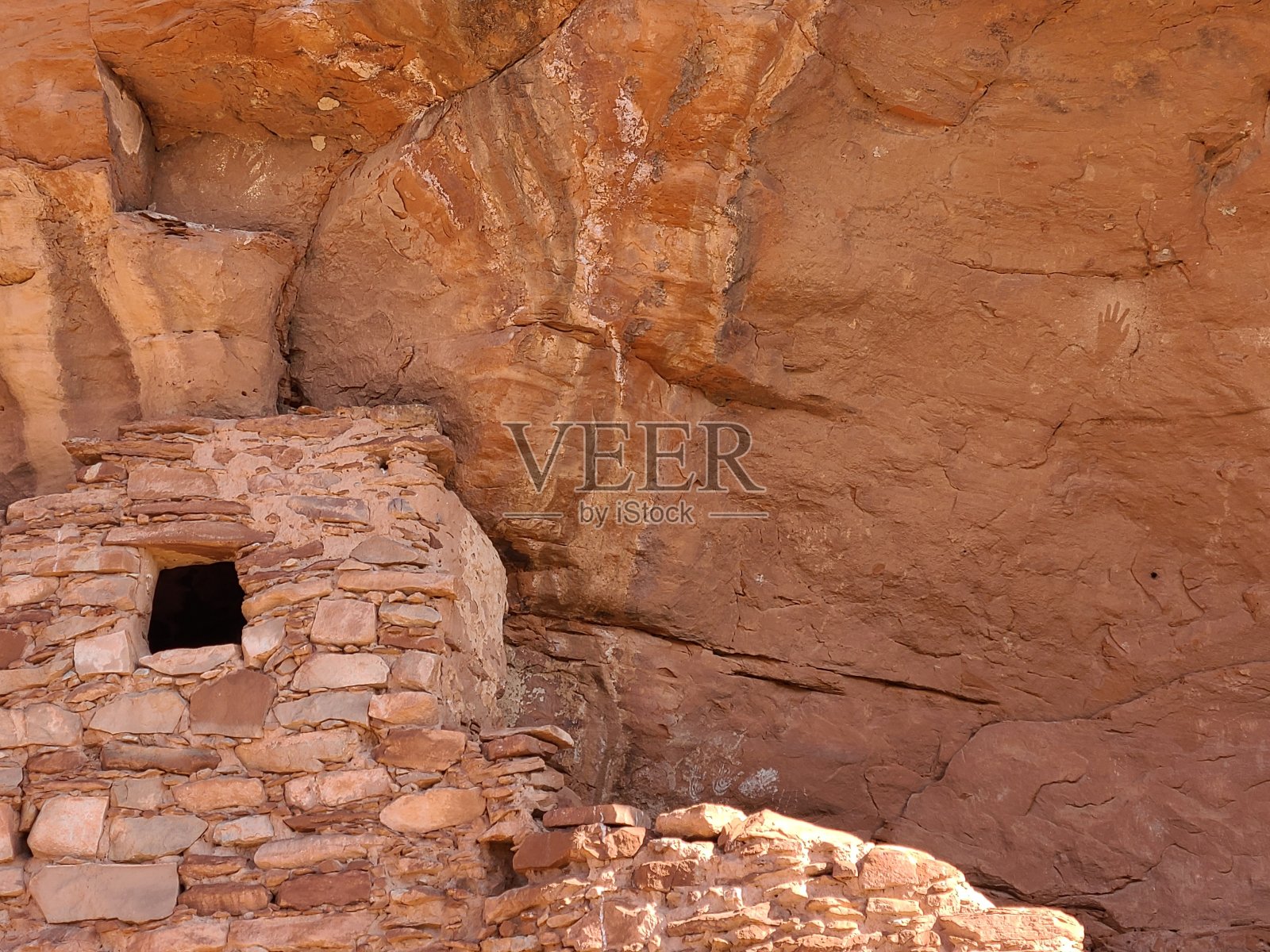 犹他州熊耳市鱼溪峡谷废墟I上带有窗户的手印岩石艺术照片摄影图片
