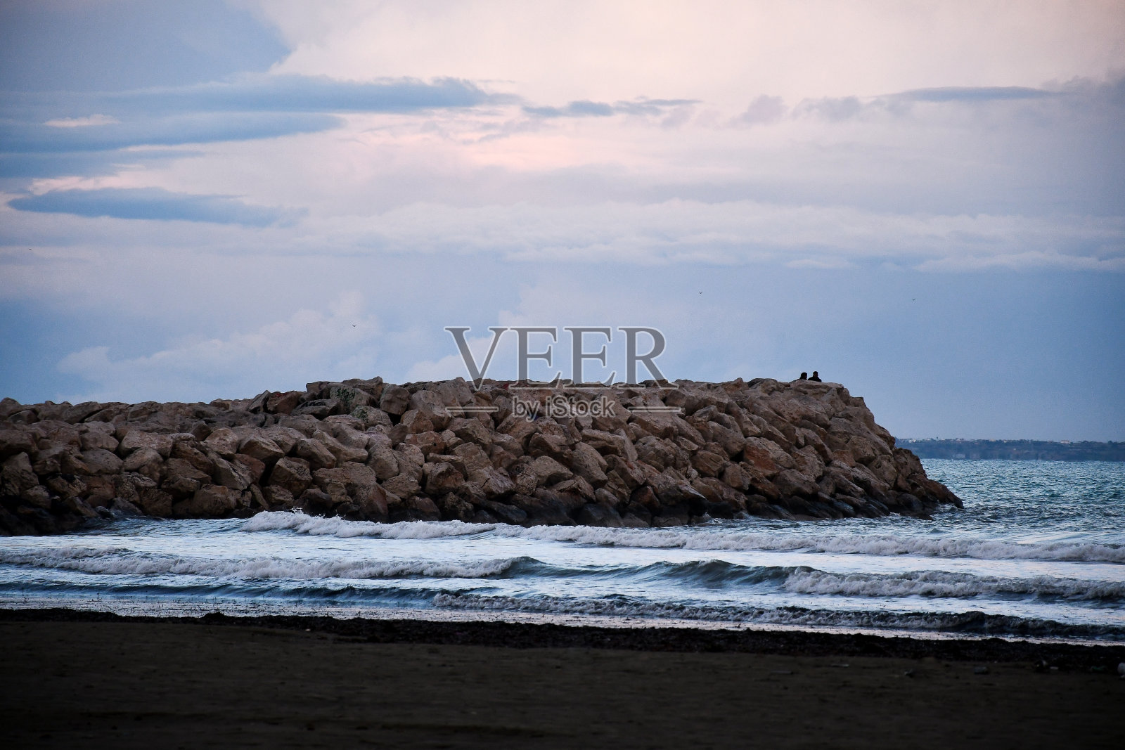 塞浦路斯冬季黄昏的地中海照片摄影图片