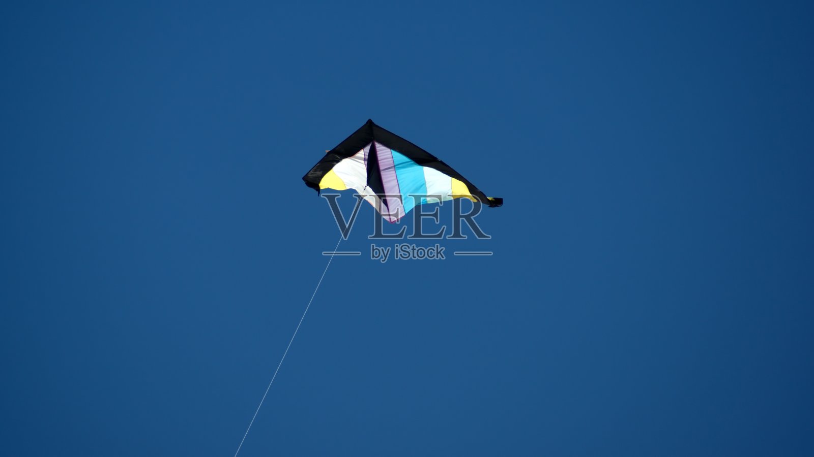 风筝在湛蓝的天空中飞翔照片摄影图片