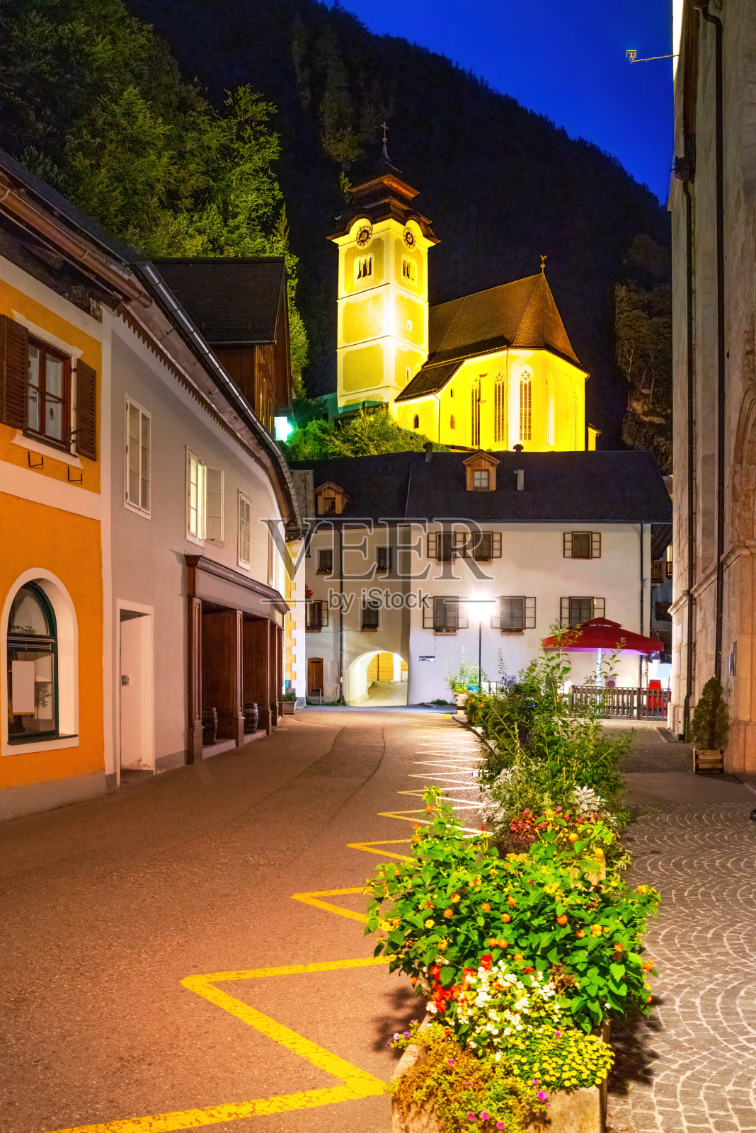 哈尔斯塔特村的夜景,可以看到教堂照片摄影图片