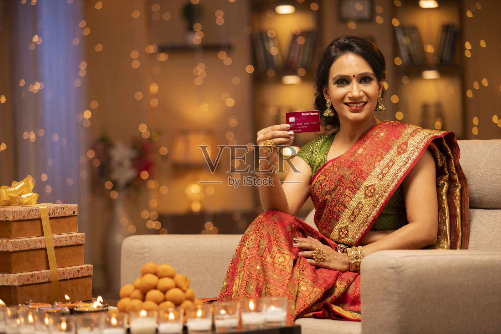 年轻女子庆祝排灯节-股票照片照片摄影图片