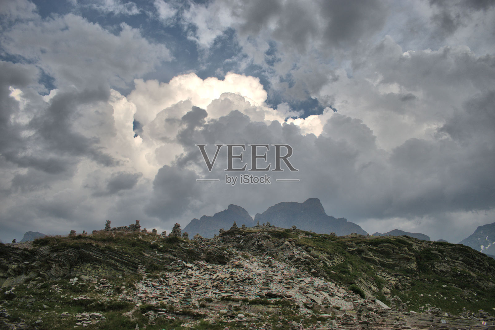 即将到来的风暴在瑞士圣贝纳迪诺山口30.7.2020照片摄影图片