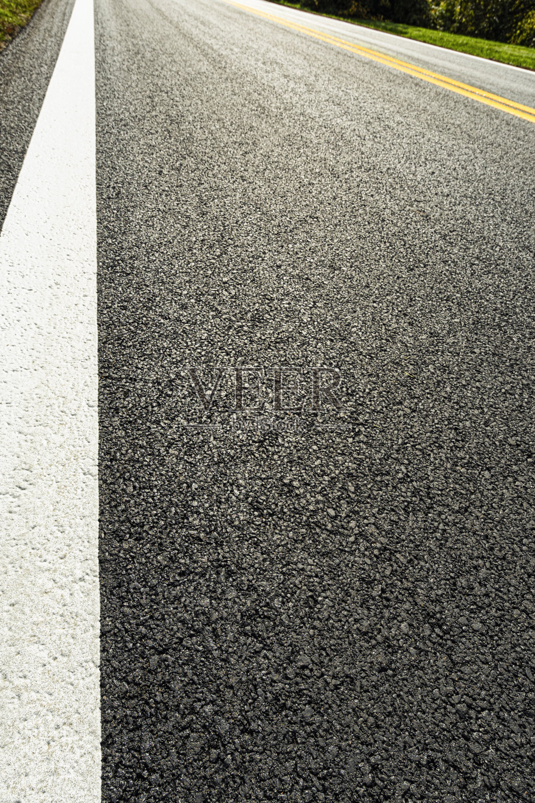 新铺的道路上新刷的白色路标照片摄影图片