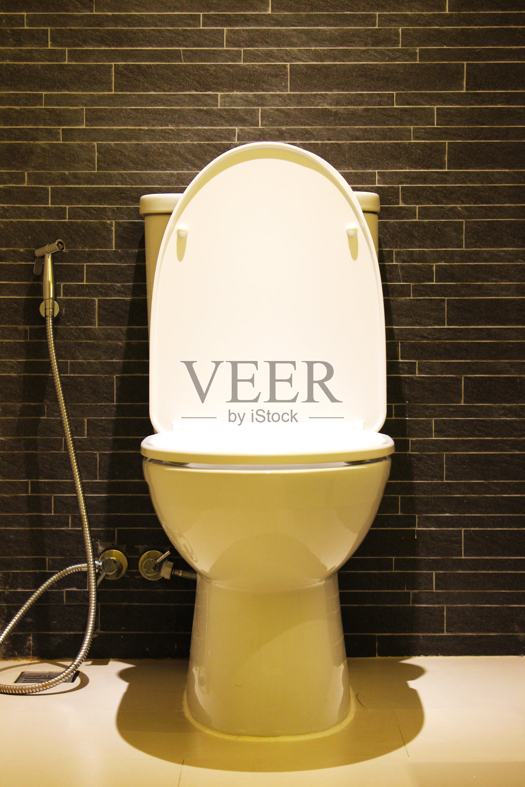 以黑色墙壁为背景的厕所照片摄影图片