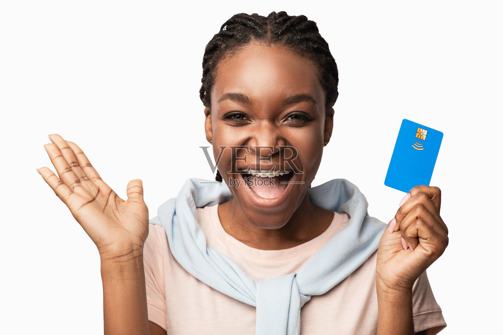 兴奋的黑人千禧女性持有无限的信用卡,白色背景照片摄影图片