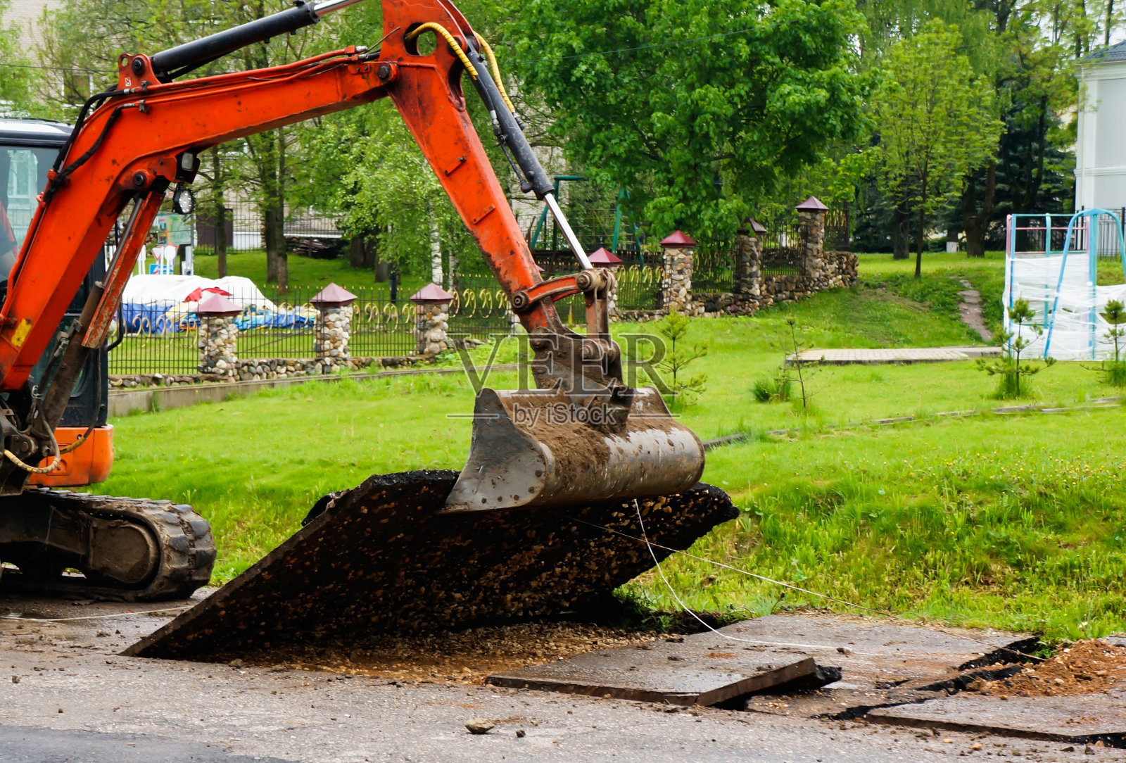 用拖拉机斗挖沥青照片摄影图片