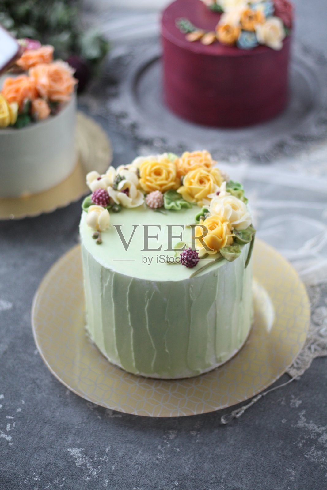 浅绿色奶油花蛋糕照片摄影图片