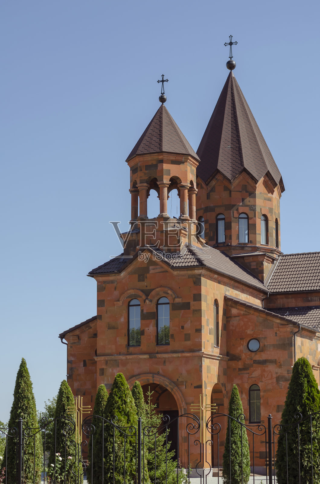 红色的现代基督教教堂建筑映衬着天空。照片摄影图片