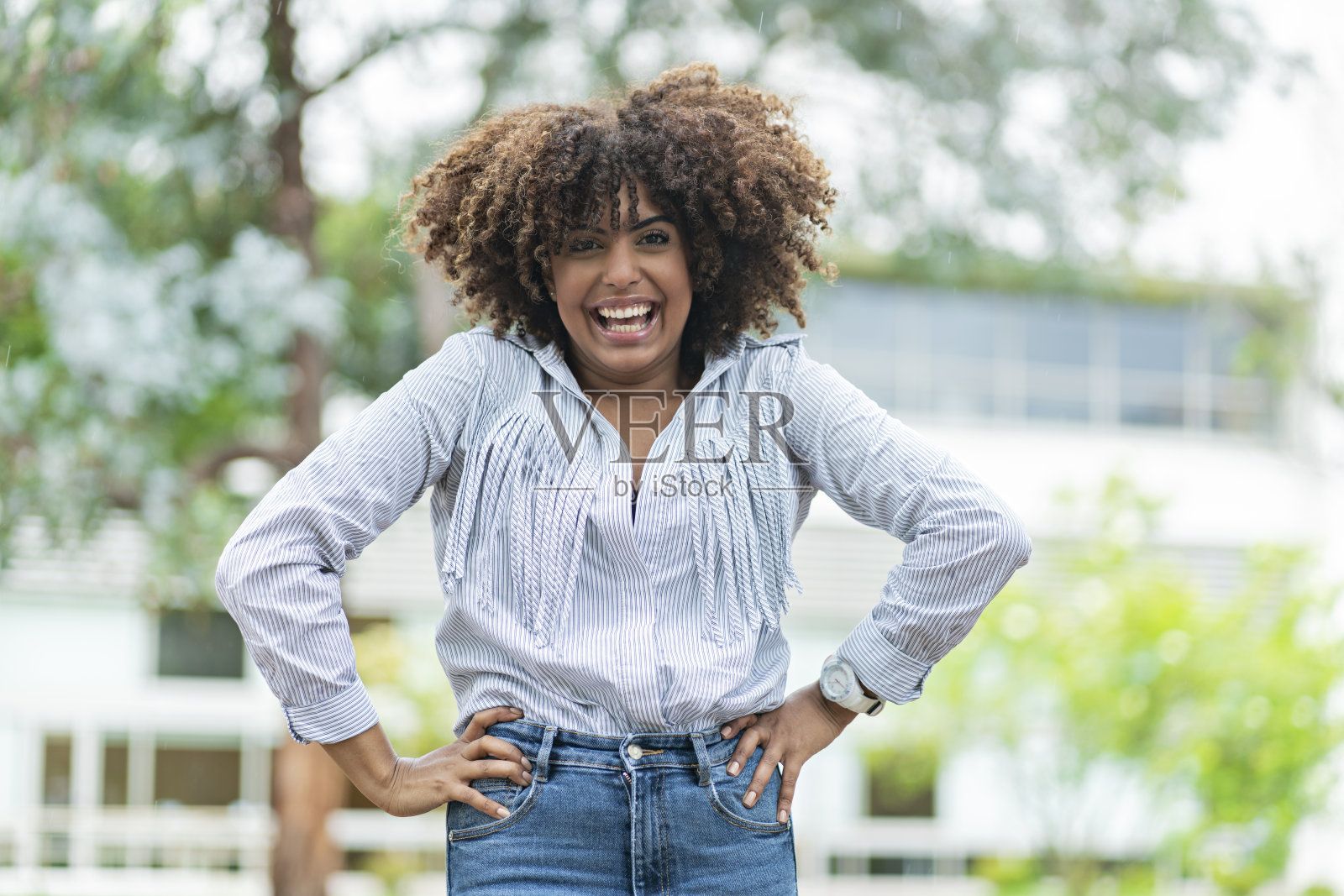 卷发的拉丁女人在公园里玩耍和微笑照片摄影图片