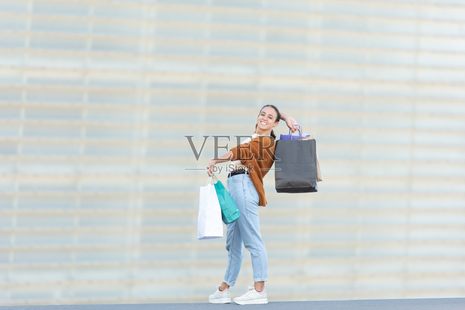拿着购物袋的年轻女子照片摄影图片