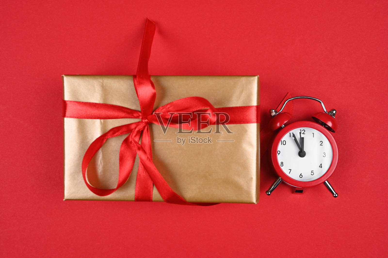 红色背景上的红色手表和礼品包装照片摄影图片