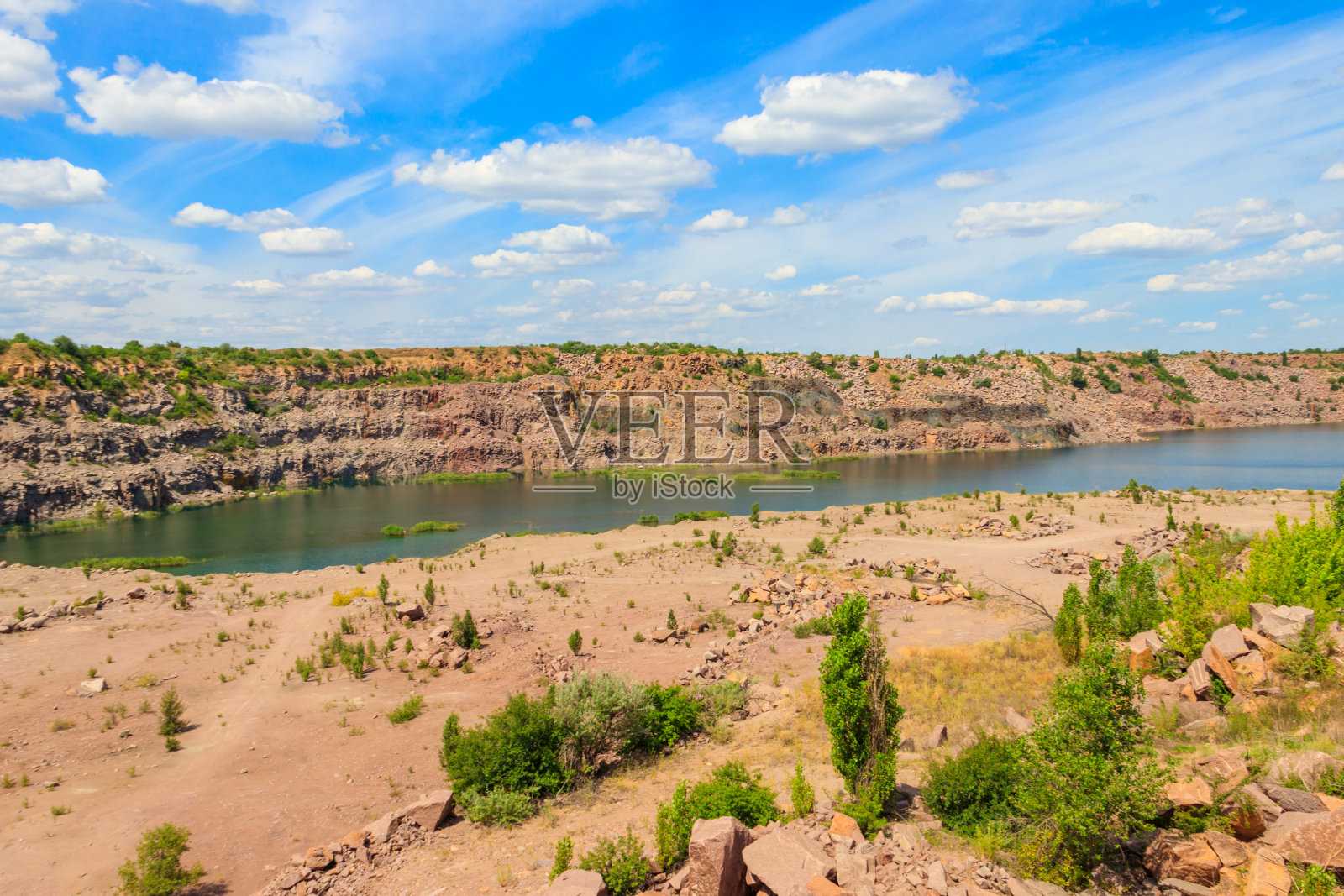 夏天,废弃的采石场上的湖景照片摄影图片
