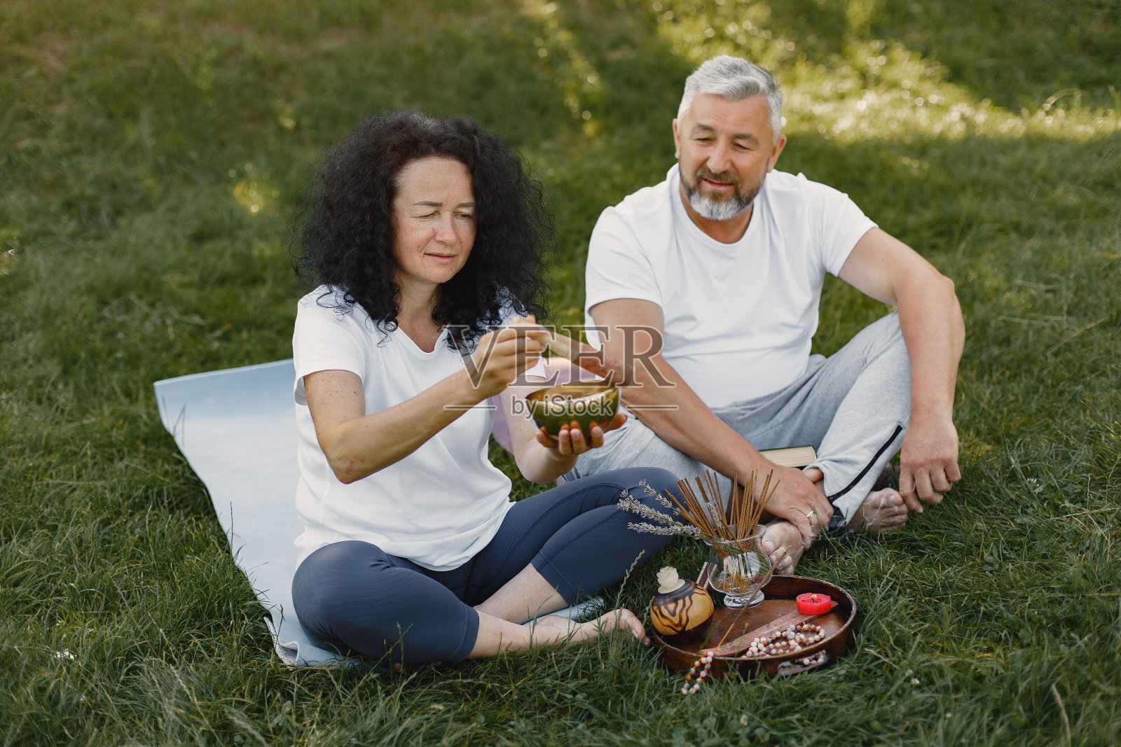 一对快乐的老年夫妇在做印度教练习照片摄影图片