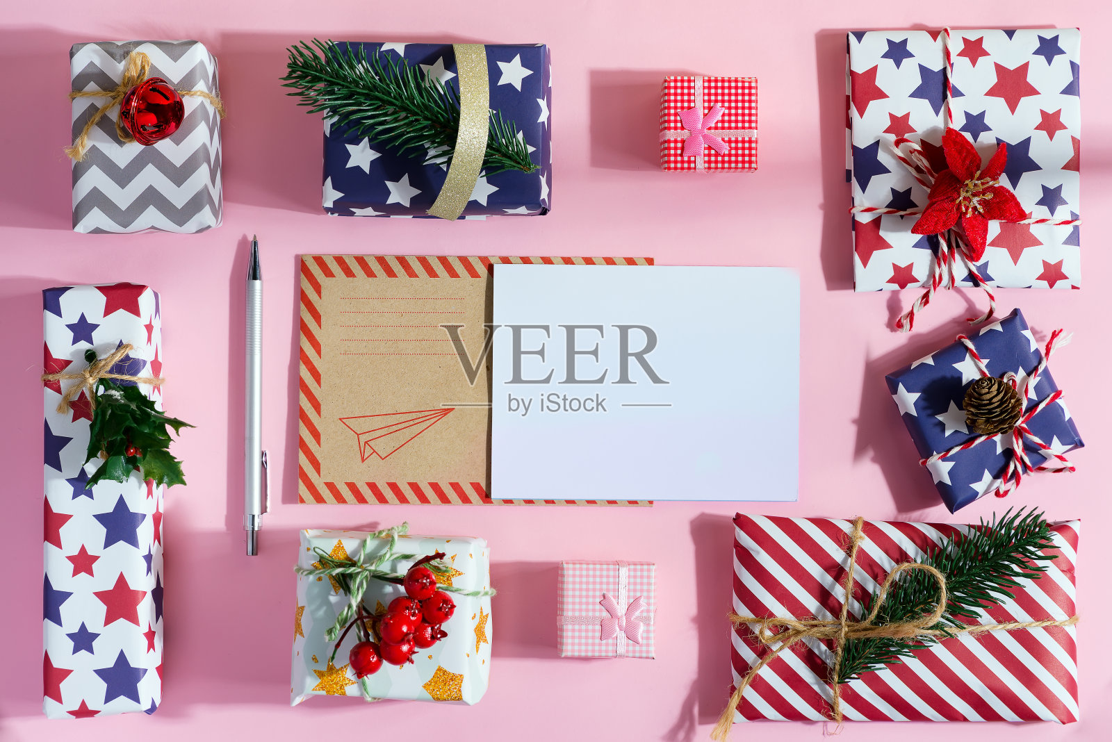 给圣诞老人的纸制信件和各种各样的礼品盒。照片摄影图片