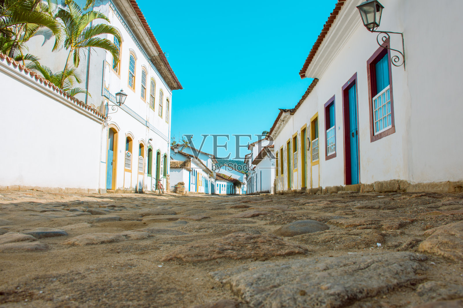 在一个阳光明媚的日子里,在历史悠久的Paraty中心的一条丰富多彩的街道。照片摄影图片