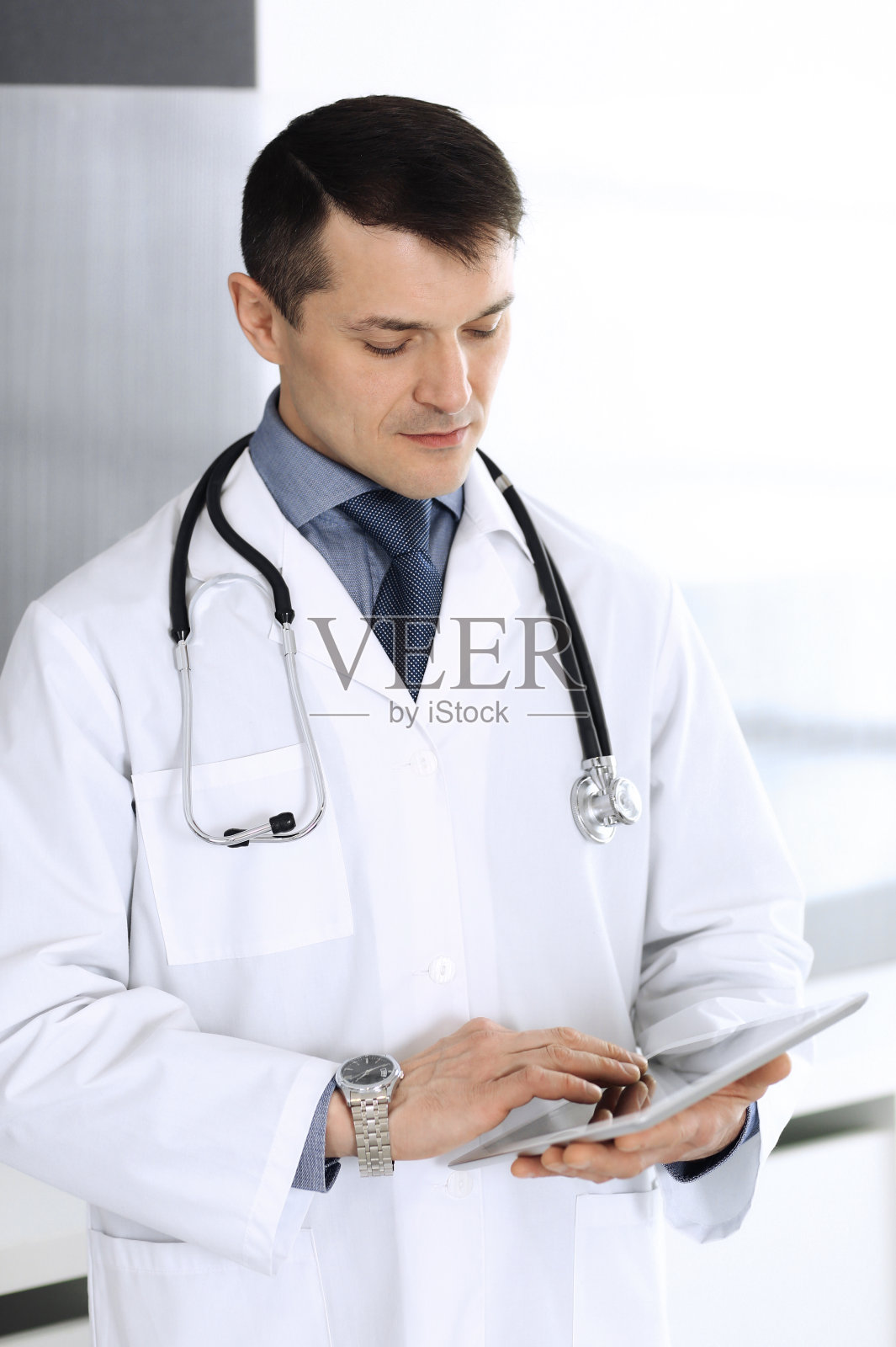 医生用平板电脑进行网络研究或虚拟疾病治疗。诊所完善的医疗服务。现代医学、医疗数据和医疗保健概念的美好未来照片摄影图片