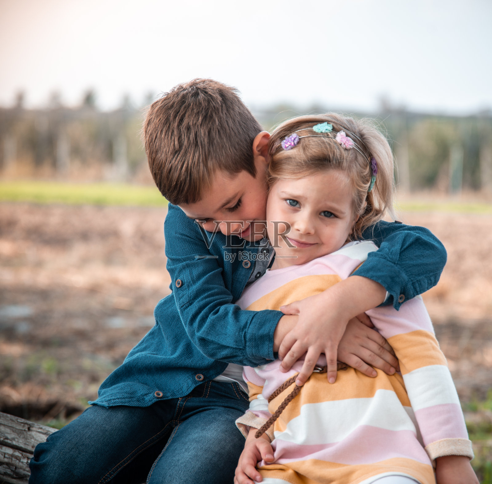 亲亲抱抱的童年照片摄影图片