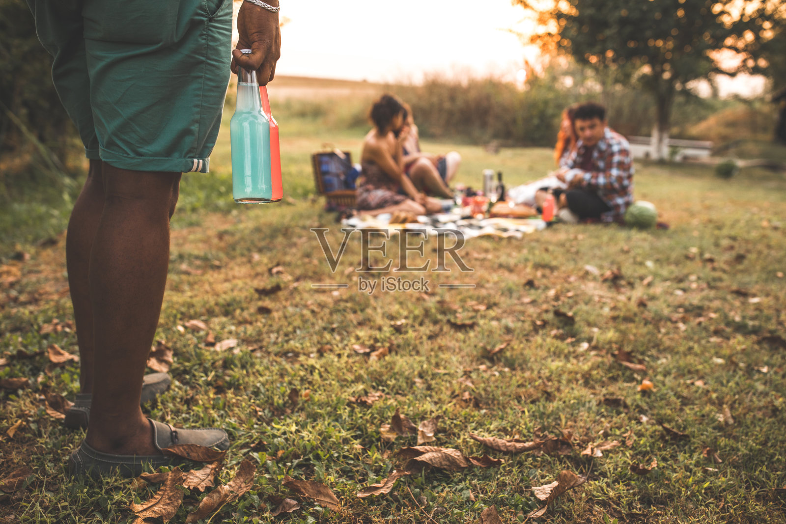 带提神的苏打水去参加朋友的野餐照片摄影图片
