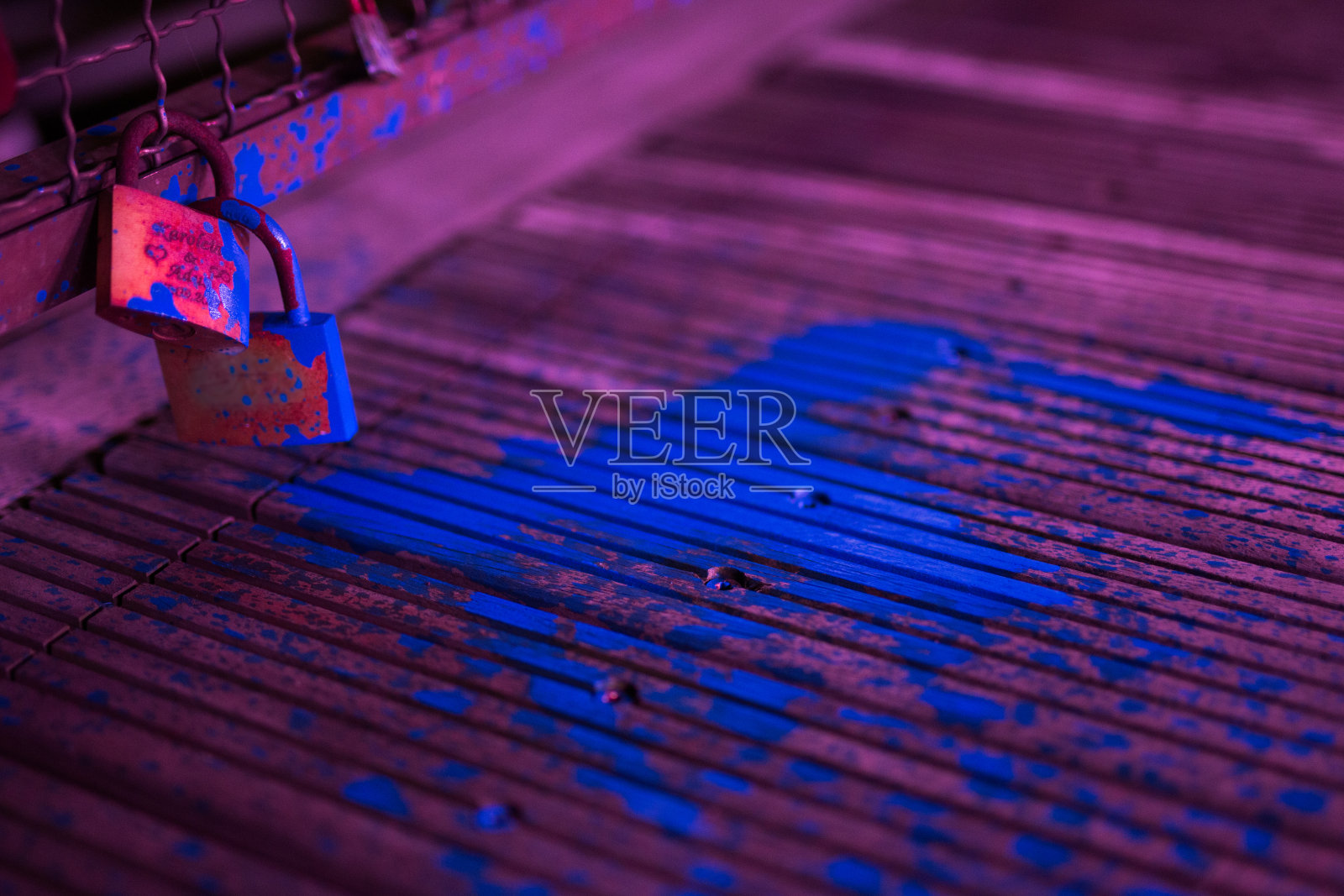 夜行桥上的挂锁照片摄影图片