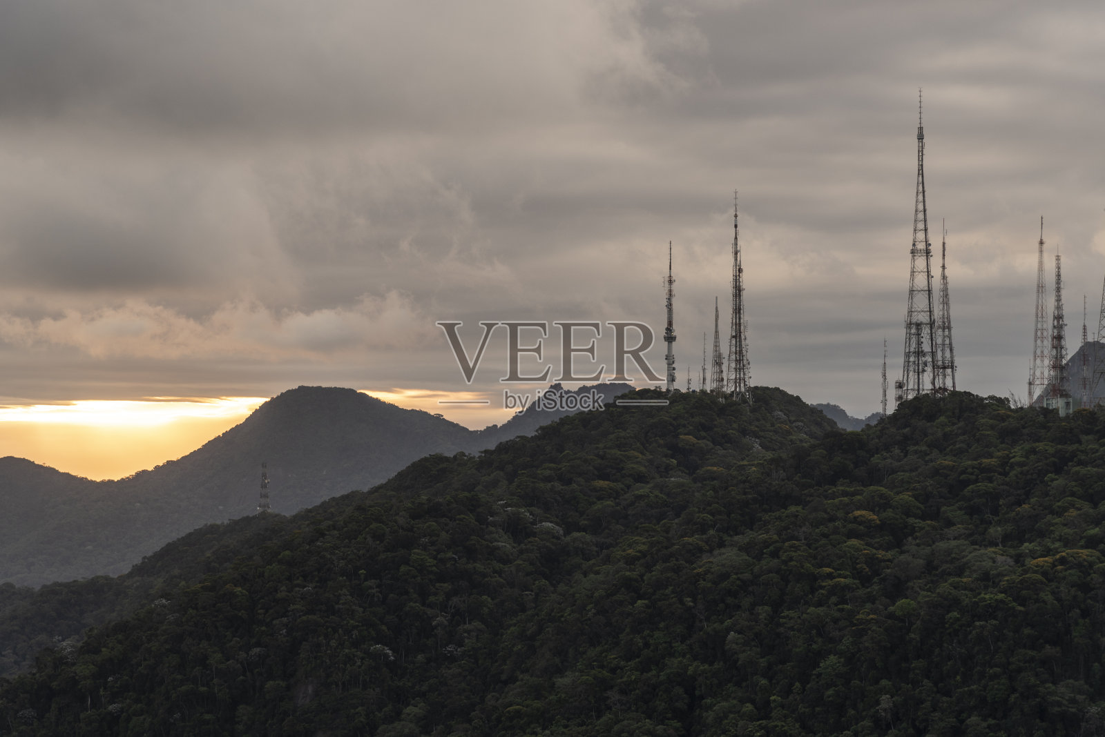 日落时美丽的热带雨林山地通信天线照片摄影图片