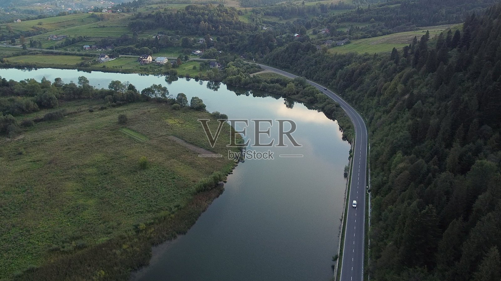 日落时分河边风景优美的道路。空中无人机拍摄。北落基山脉,乌克兰照片摄影图片