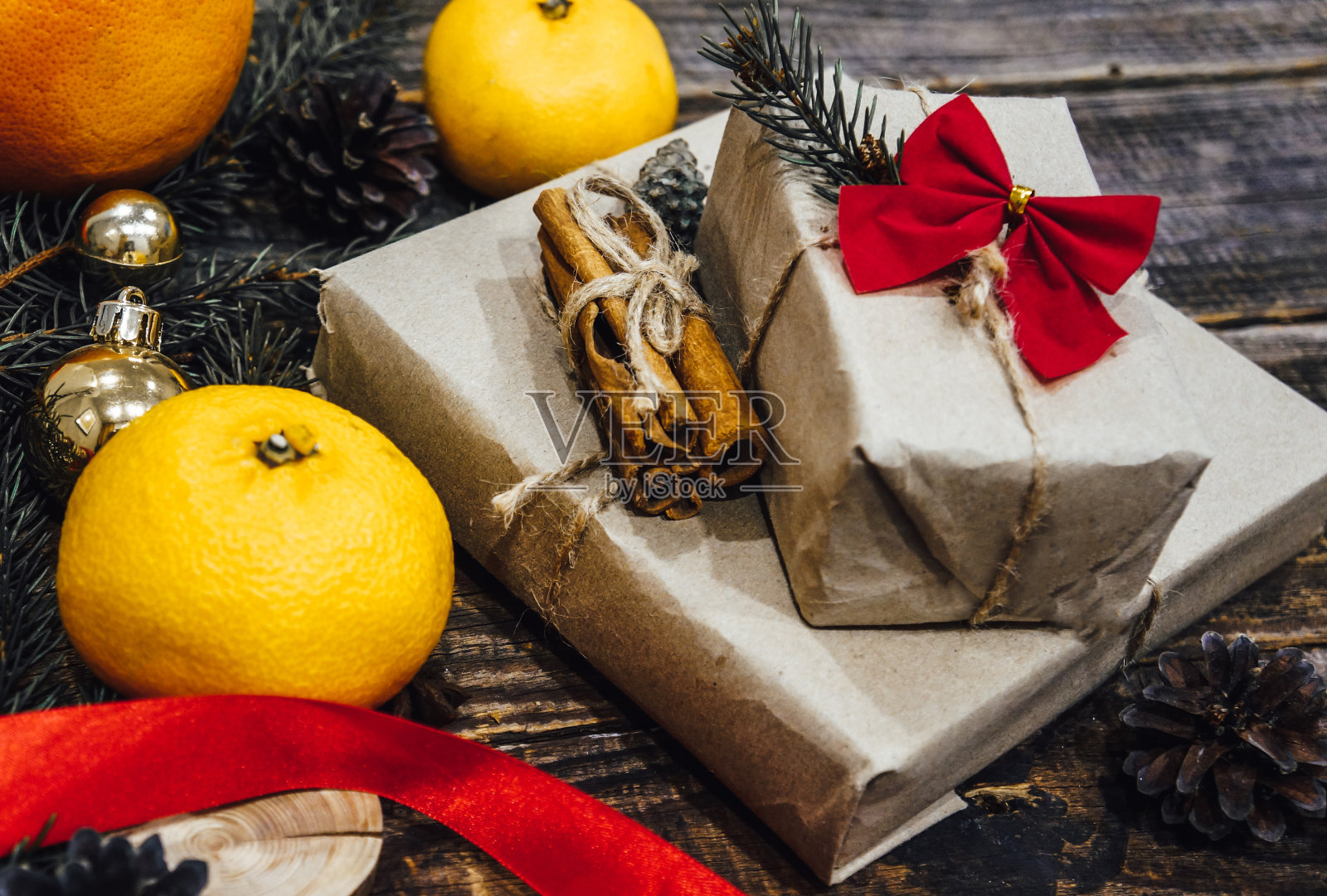 木桌背景上的圣诞礼盒装饰照片摄影图片