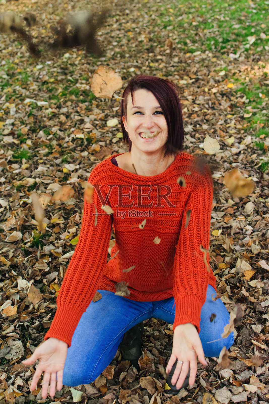 快乐的女人把树叶扔在空中库存照片照片摄影图片