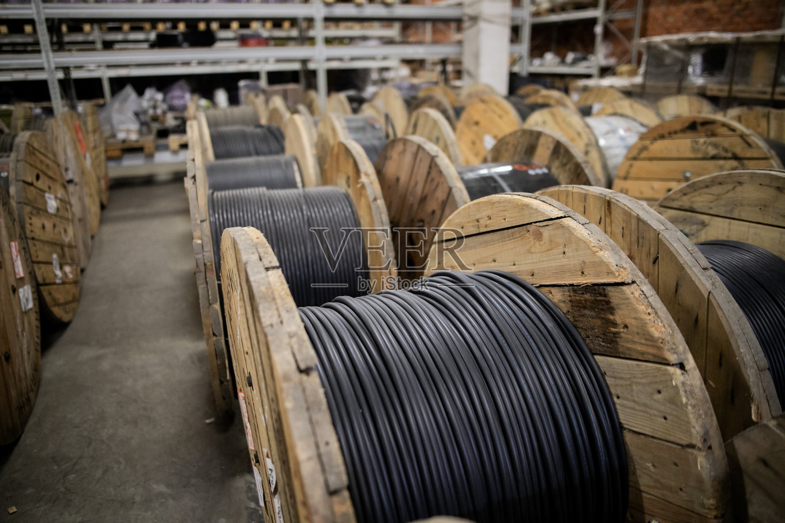 仓库工业企业。储存钢丝绳的钢卷。照片摄影图片