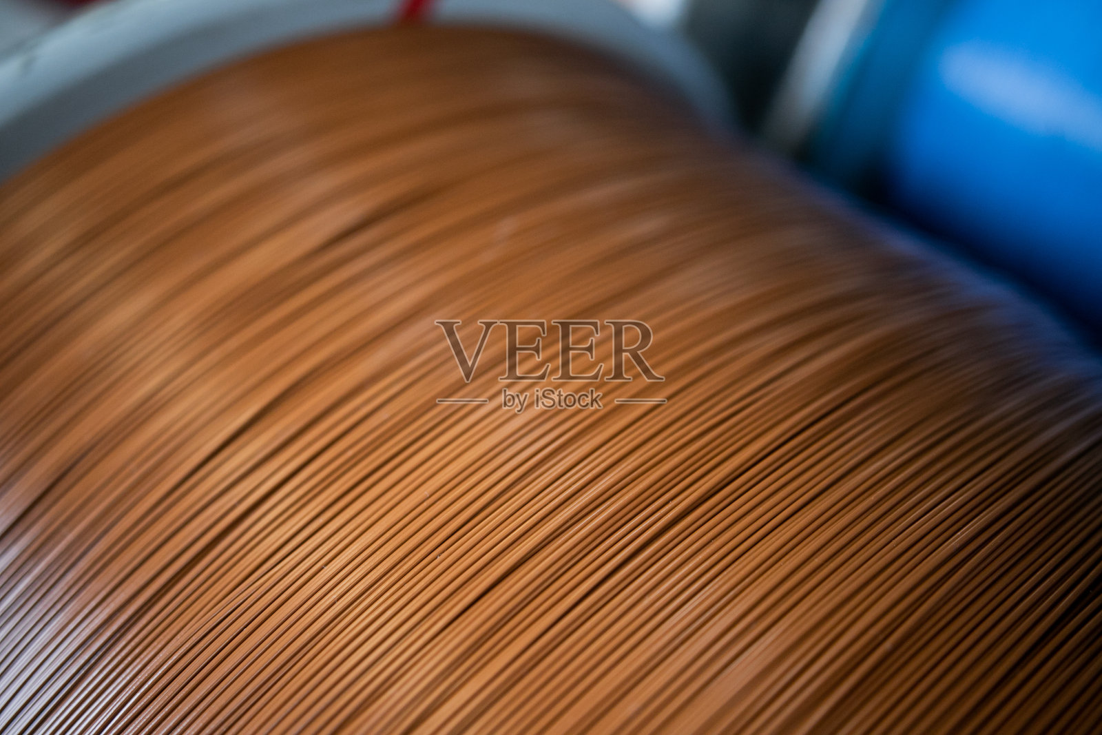 仓库工业企业。储存钢丝绳的钢卷。照片摄影图片