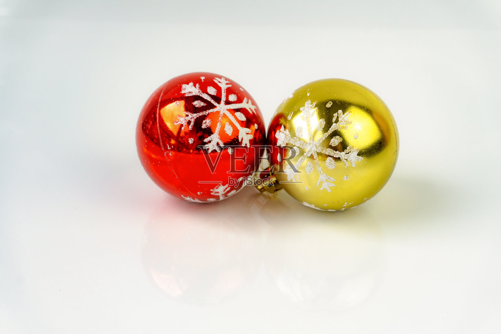 白色背景反光的圣诞装饰。饰品和圣诞灯。照片摄影图片