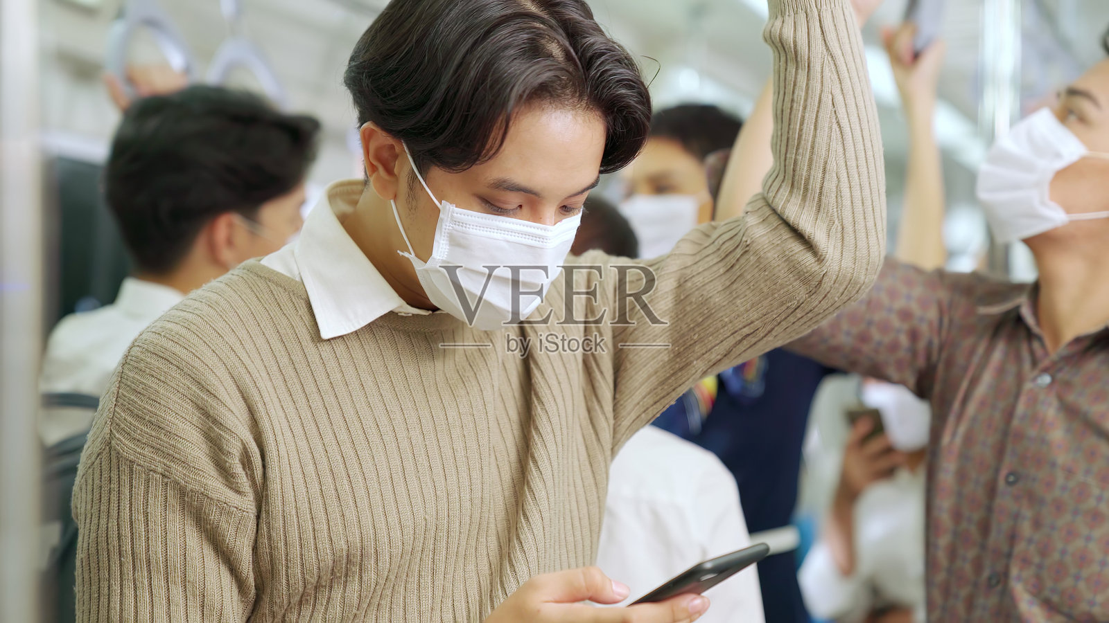 旅客在公共列车上戴口罩使用手机照片摄影图片