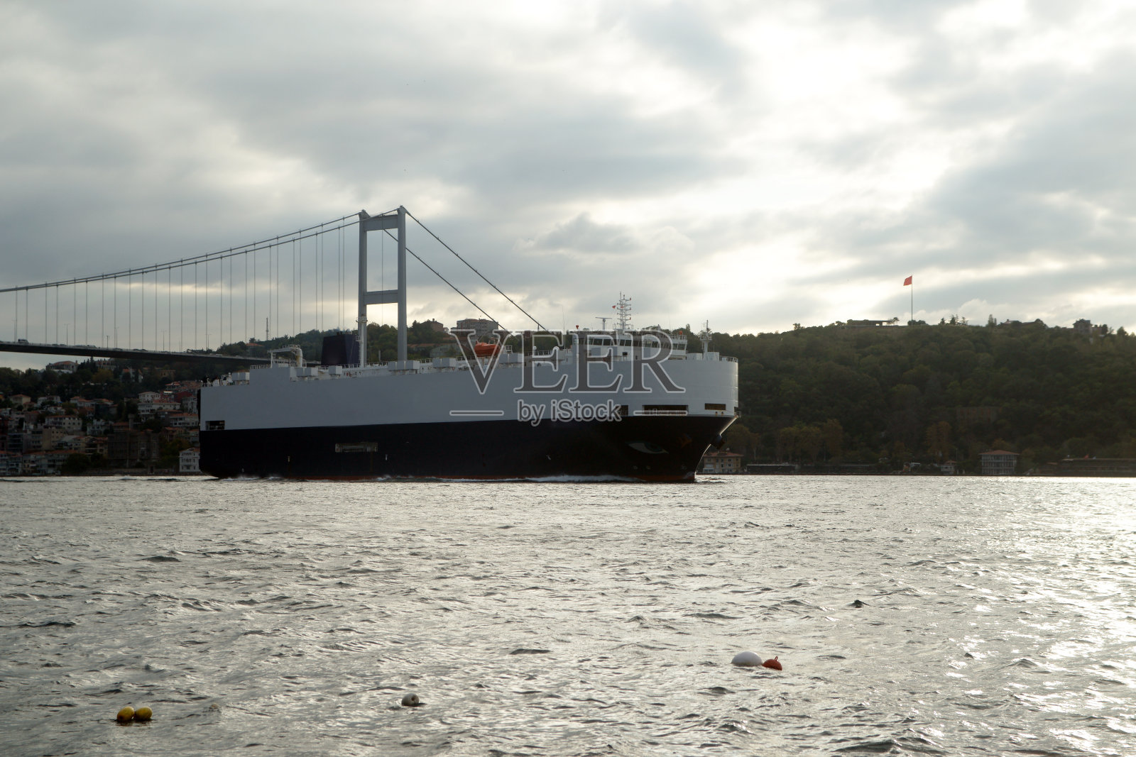 汽车结构和运输船穿过博斯普鲁斯海峡照片摄影图片