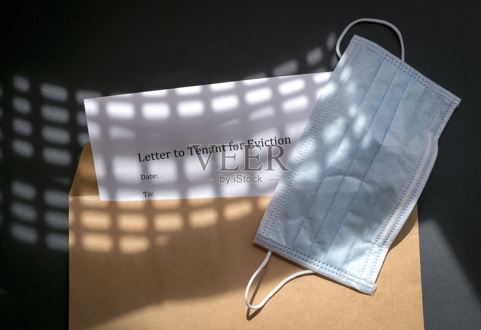 向租户发出须戴上口罩的驱逐令通知书。前视图。照片摄影图片