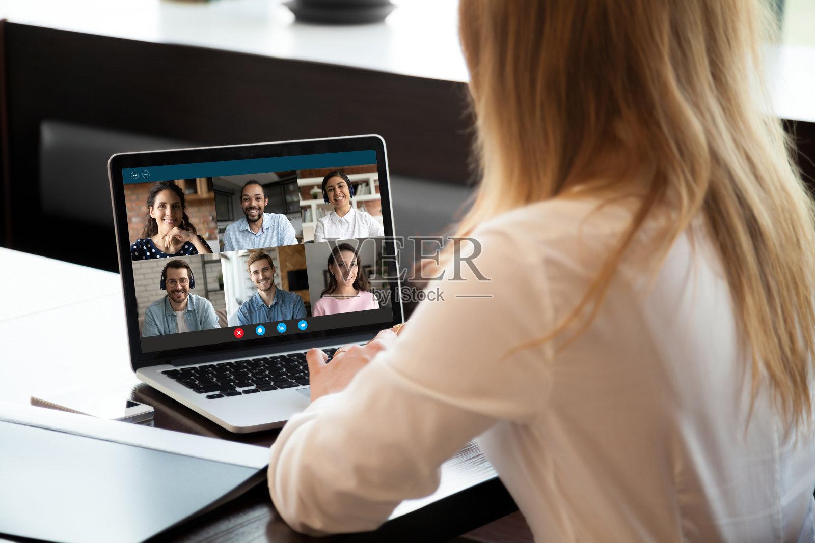 与商务人士进行视频通话的女子背影照片摄影图片