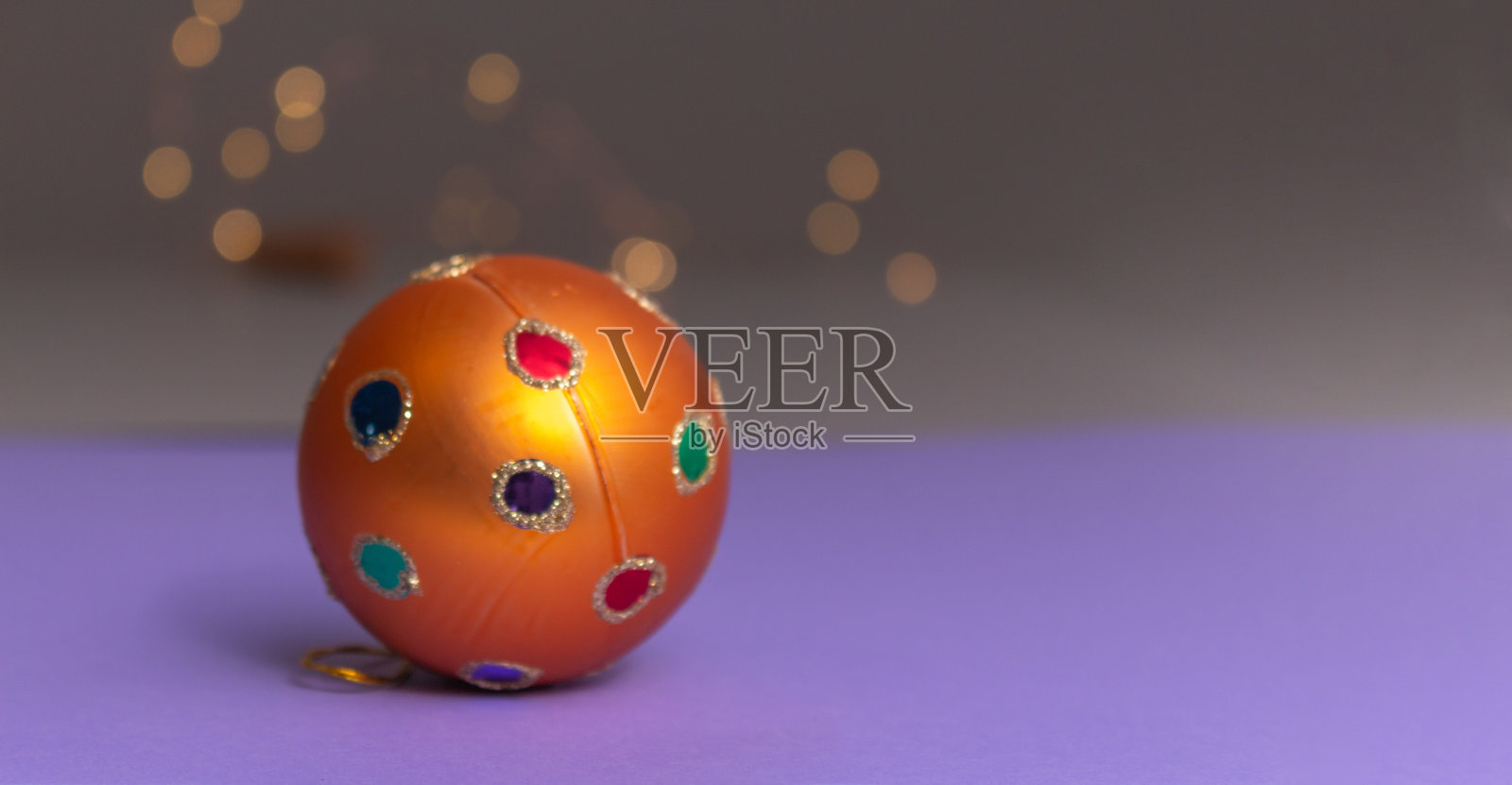 橙色圣诞球前景与光散景在背景和文字空间照片摄影图片