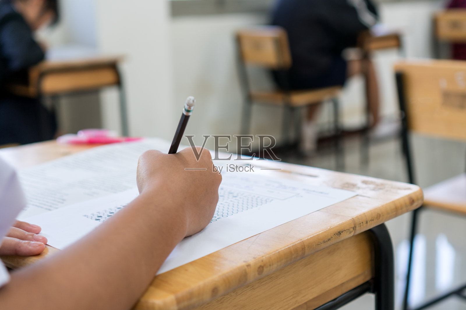 小组学生在练习中测试在学校或大学的考场用铅笔填写试卷答题纸,文件考试在校园教室,教育或回到学校的概念照片摄影图片