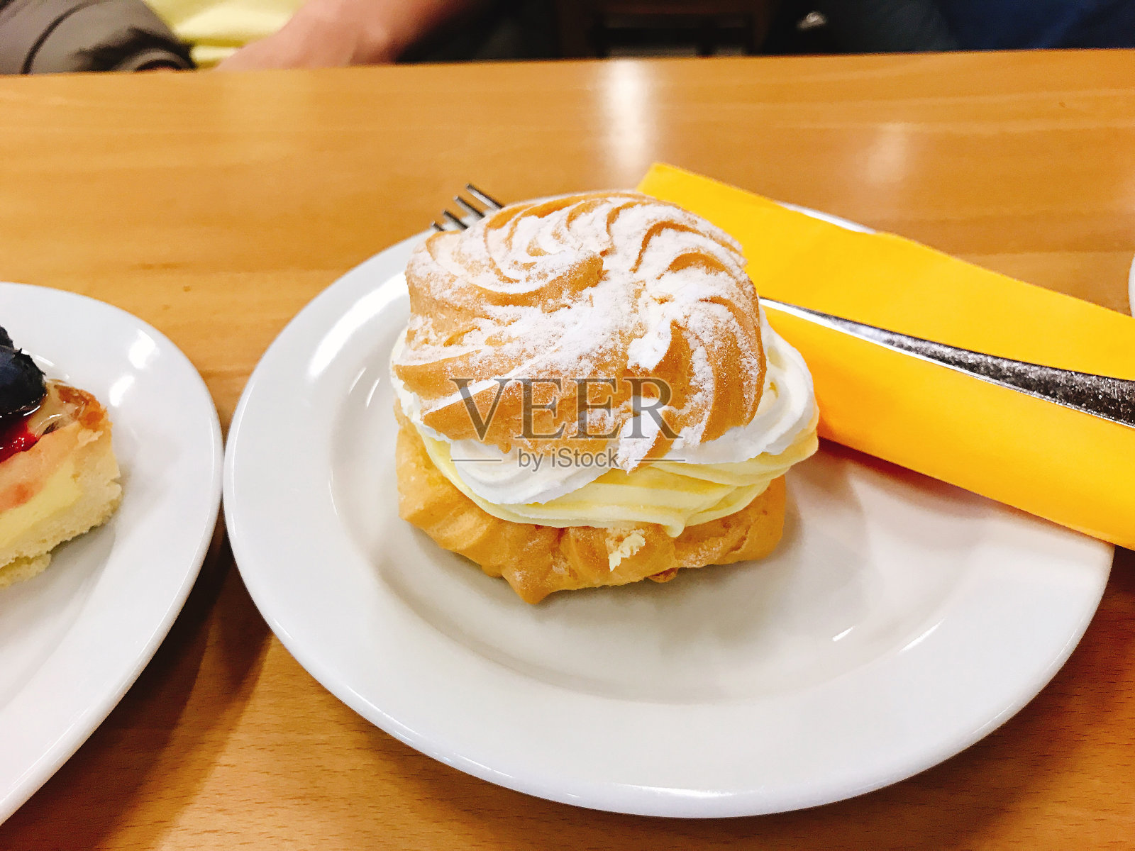 斯洛文尼亚波斯托耶那的泡芙。照片摄影图片